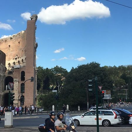 Delightful Apartment 100 Meters From The Colosseum Exterior foto